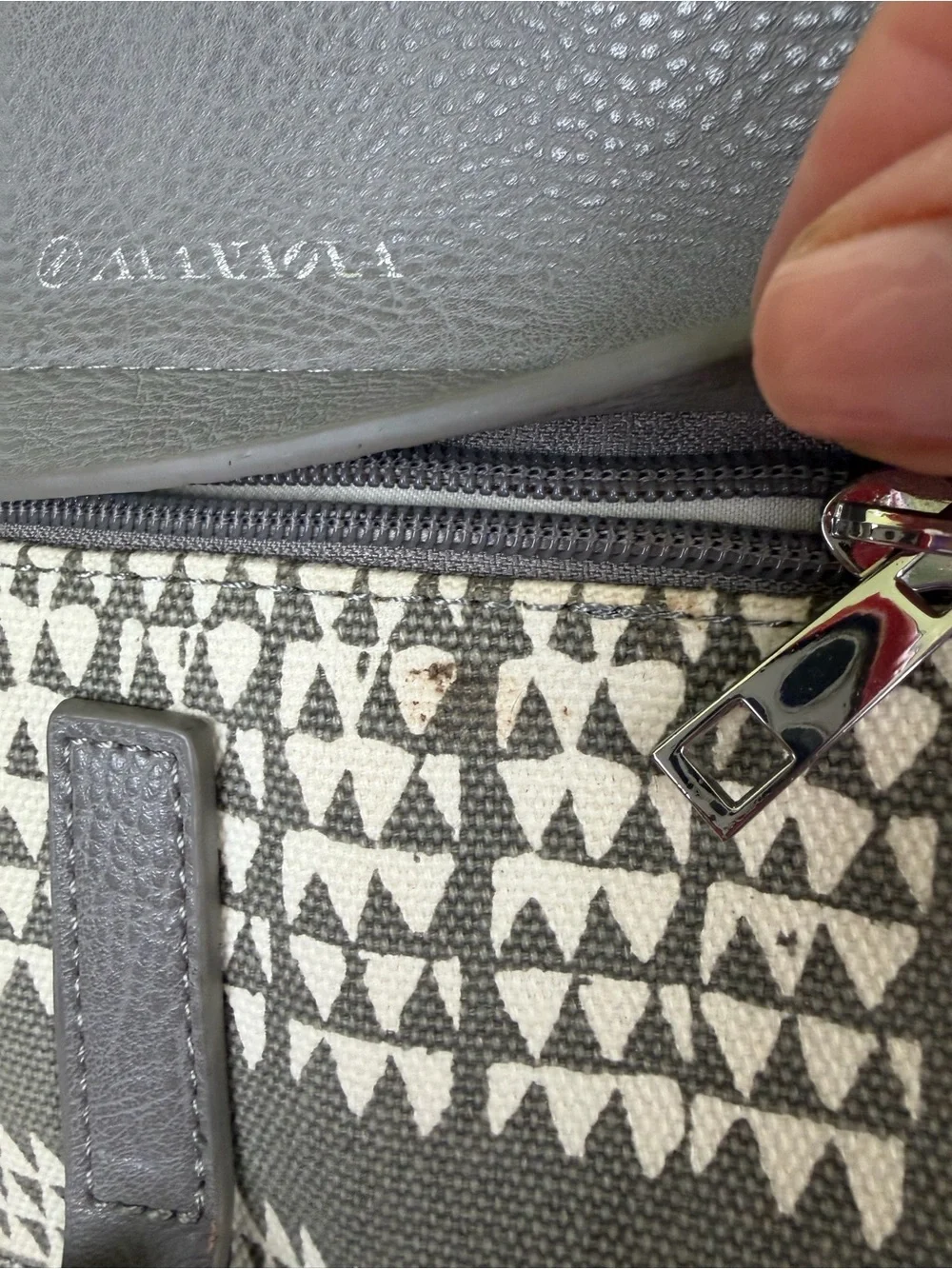 MANAOLA Hawaii Puaniu Crossbody Bag Nihu Ku